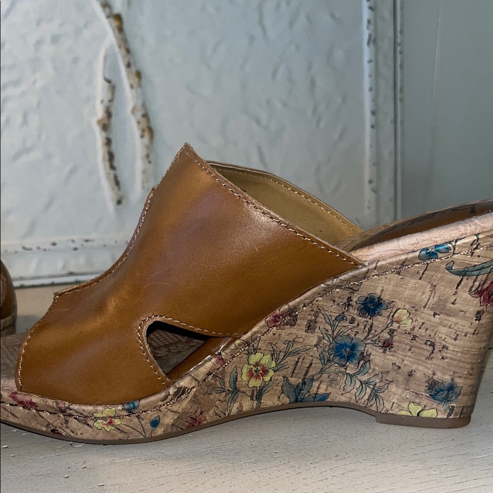 b.o.c. Tan Floral Wedge Sandals - Picture 5 of 11